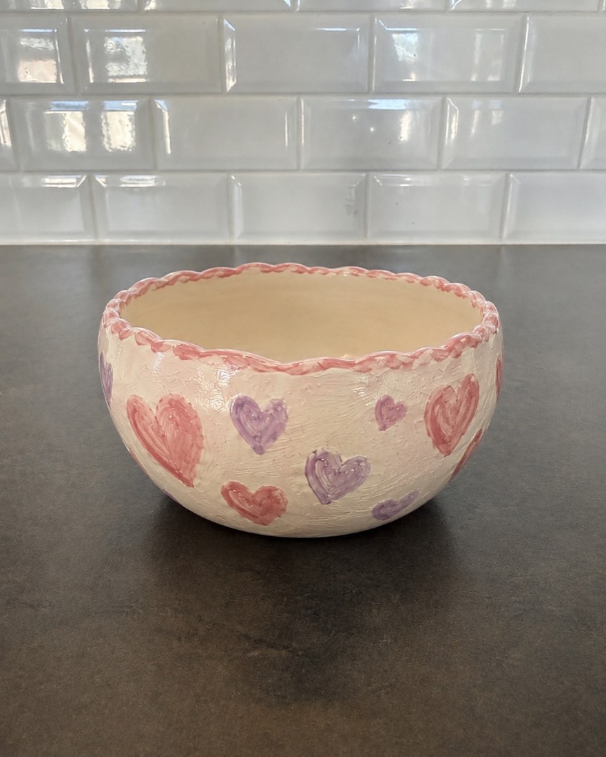 Håndlaget keramikkskål med rosa og lilla hjerter
