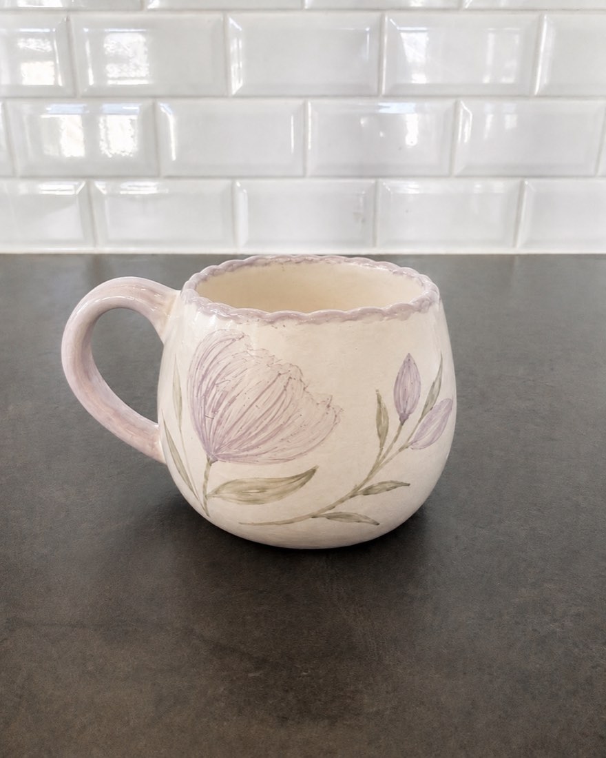 Håndlaget keramikk kopp med håndmalt blomstermotiv